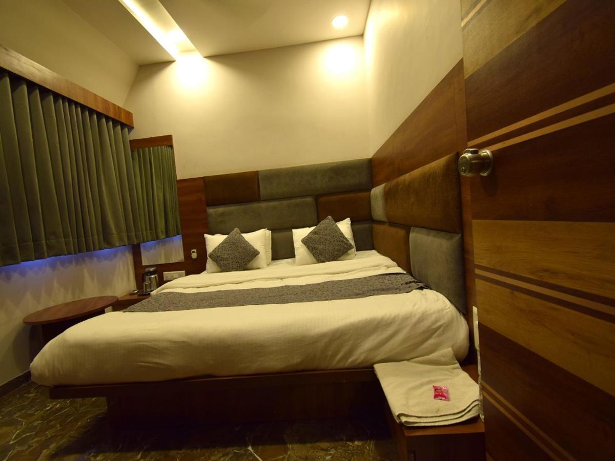 Hotel Lake Palace Ahmedabad Exterior photo