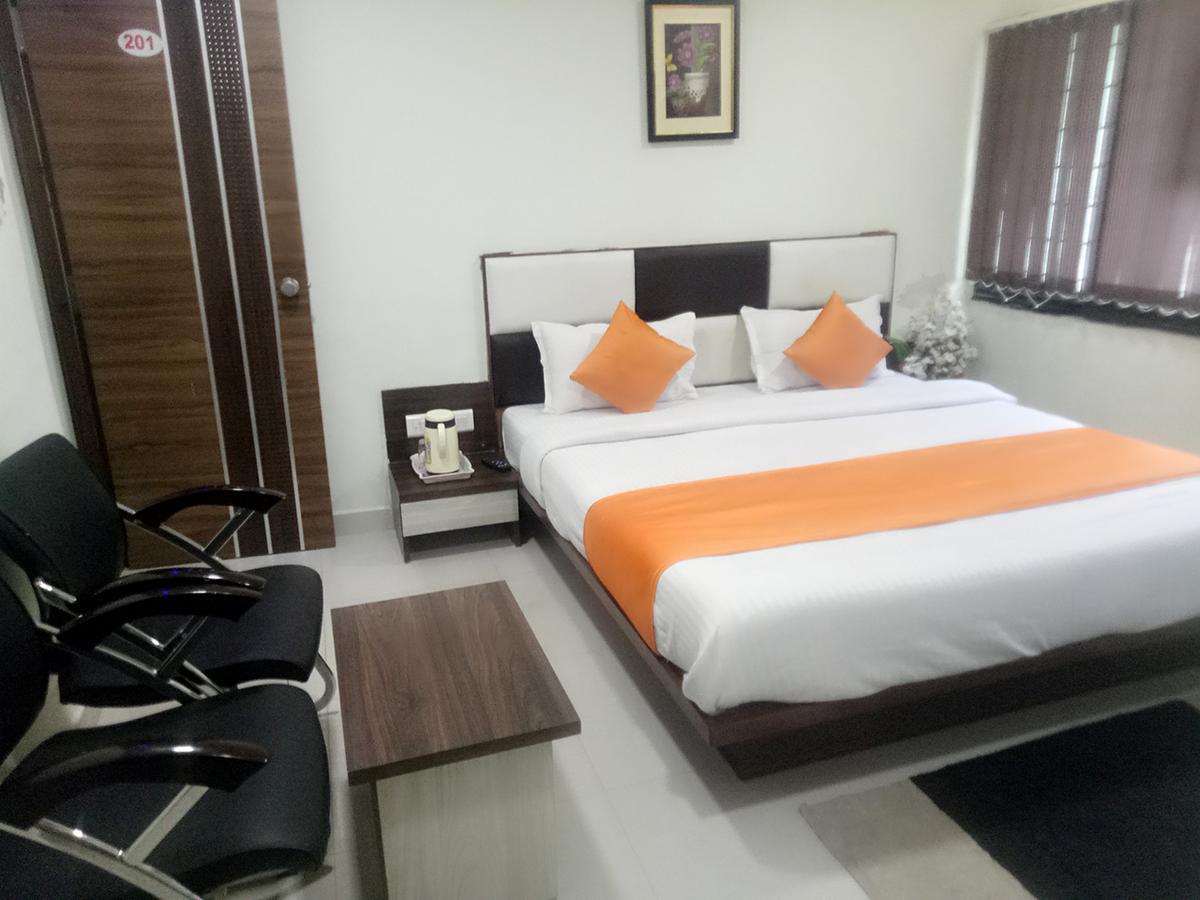 Hotel Lake Palace Ahmedabad Exterior photo