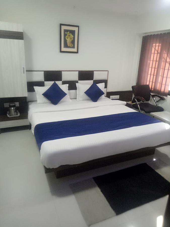 Hotel Lake Palace Ahmedabad Exterior photo